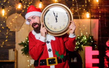 Zamanı geldi. Mutlu sakallı adam. Kış tatili Noel hediyelerini bekle. Noel Baba, saati tut. Kış zamanı. Mutlu noeller. Noel Baba şapkalı adam. Yeni yıl gece yarısı. Noel zamanı.