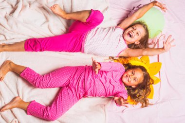 Gülümseyen yüzler ile Çocuk yalan ve ellerini kaldır