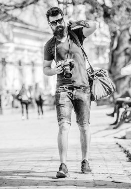 Elle ayarlar. Sakallı ve bıyıklı bir fotoğrafçı. Turist fotoğrafları. İçerik yaratan. Sakallı hippi fotoğrafçı. Eski ama yine de iyi. Fotoğrafçı klasik fotoğraf makinesini tutar. Modern blog yazarı