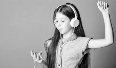 Ücretsiz dinleyin. Müzik konseptinin tadını çıkarın. Müzik uygulaması. Sesli kitap. Eğitici içerik. Ses dersleri ile İngilizce eğitimi. Kız müzik modern kulaklık gadget dinlemek. Mükemmel ses. Eğleniyor