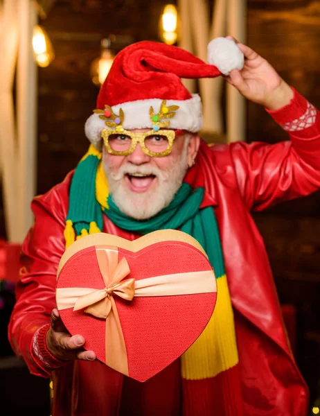 Emociones sinceras. regalos de santa con amor. apilar regalos bajo el árbol de Navidad. feliz año nuevo en casa. hombre feliz con barba. decoración de Navidad. compras de vacaciones de invierno. fiesta de celebración — Foto de Stock