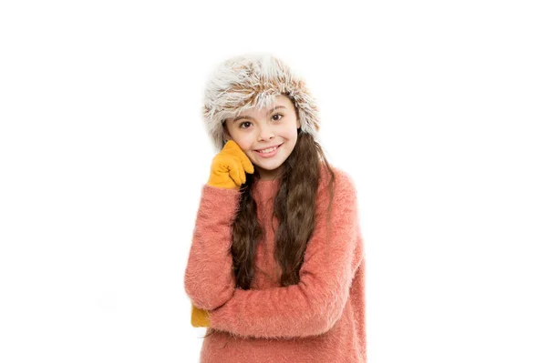 Entzückende Kind lange Haare weiche Pelzmütze. Betreuungskonzept. Mädchen lange Haare tragen Pelzmütze weißen Hintergrund. Wintershampoo und Conditioner verhindern Haarschäden. Antistatisches Haarprodukt. Statik und Aufgeregtheit — Stockfoto