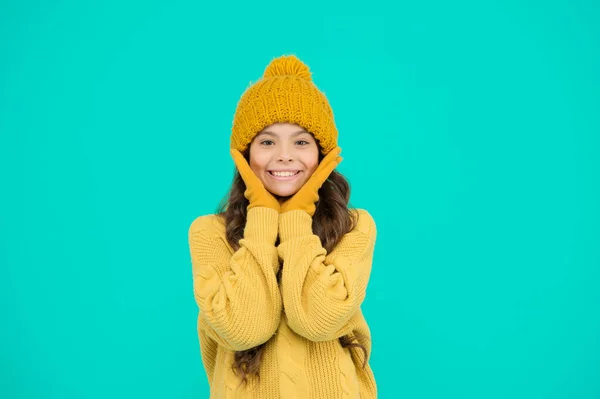 Tatlı kız kış tarzını seviyor. Küçük çocuk örgü şapka takıyor. Üşüme. Küçük çocuk şapka ve kazak giyer. Soğuk hava. Cilt bakımı. Termal koruma kavramı. Termal yalıtım. Termal giysi dükkanı. — Stok fotoğraf