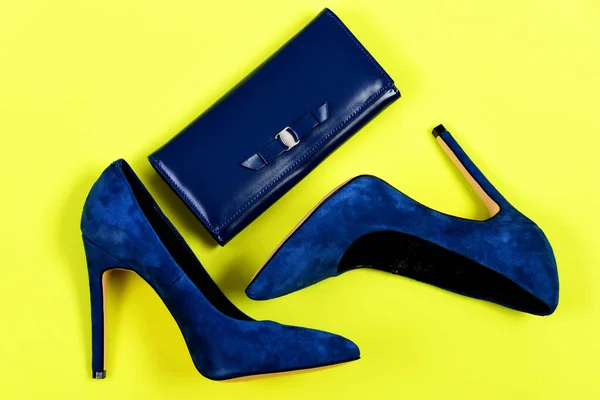 Сумочка и обувь темно-синего цвета. Мода и стиль — стоковое фото