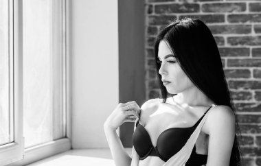 Zevk için cinsel kostüm. Tutkulu gizemli aşık. Sabah güneşışığının tadını çıkarıyorum. Şehvetli kız seksi göğüsler pencere kenarında rahatlatıcı. Evde Çekici kadın seksi iç çamaşırı. Çarpıcı cinsellik
