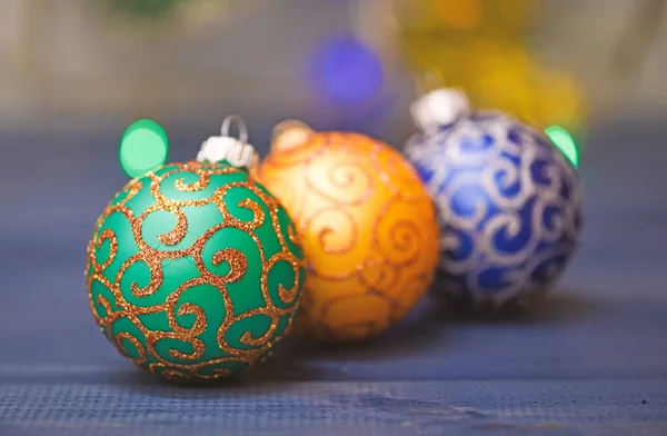 Concepto de vacaciones de invierno. El símbolo del nuevo año y las fiestas navideñas. Varias decoraciones navideñas. Decora el árbol de Navidad con juguetes tradicionales. Decoración de bolas de Navidad en superficie de madera azul —  Fotos de Stock