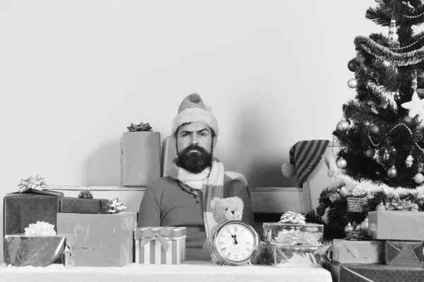Santa se sienta en séquito de vacaciones. Nochebuena y concepto de tiempo — Foto de Stock