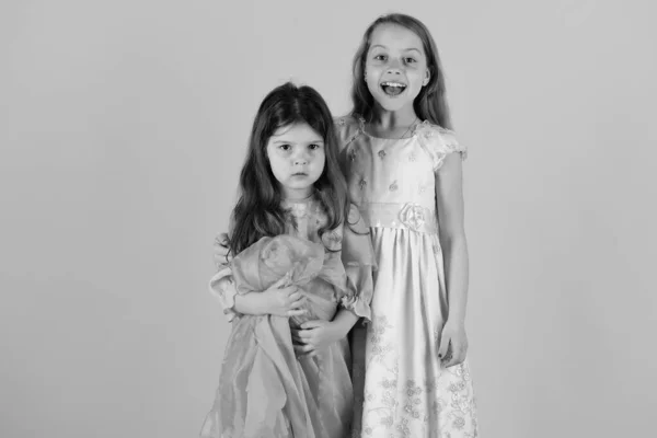 Sisters hold pink cloth. Childhood and family concept. — Stock Photo, Image