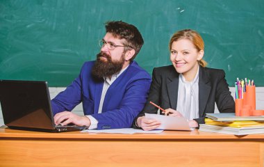 kağıt işleri. ofis hayatı. Okula geri dön. örgün eğitim. iş adamı ve mutlu sekreter. iş çift dizüstü bilgisayar ve belgeler kullanın. öğretmen ve öğrenci sınavda. Geleceğim benim ellerimde