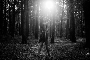 Folklor karakteri. Yaşam vahşi yaşam bakir doğa. Seksi kız. Vahşi insan. Bakir ormanların vahşi doğasını. Kadın ruhu mitolojisi. Kabile savaşçı kadınlarına ait. Ormanda vahşi çekici kadın