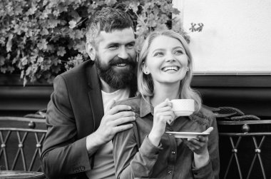 Çift aşk oturmak sarılmak kafe Teras kahve tadını çıkarın. Hoş bir aile haftası. Kafe ve halka açık yerleri keşfedin. Evli güzel bir çift birlikte rahatlatıcı. Birlikte mutlu. Çift sarılma kafe Teras