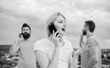 Birbirleri ile bağlantıda kalmak. Akıllı telefonları açık havada modern insanlar. Cep telefonu kullanıcıları. İnsanlar ve teknoloji. Mobil iletişim teknolojisini kullanarak. Cep telefonlarıyla konuşan bir grup arkadaş