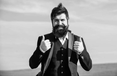 Sakallı adam. Sakallı olgun hipster. İş adamı gökyüzüne karşı. Gelecekteki başarı. Çevik iş. Kendine güvenen bir iş adamı. başlangıç iş. resmi moda. bıyıklı vahşi kafkas hipster