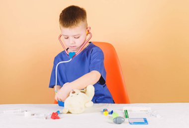 Oyuncak ayı için tıbbi prosedürler. Tıp eğitimi. Çocuk sevimli çocuk gelecek doktor kariyer. Sağlık. Çocuk küçük doktor meşgul tıbbi araçlar ile masa. Tıbbi muayene. Tıp kavramı