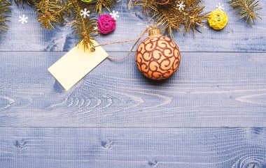 Dekoratif top oyuncak ve hediye etiketi kopya alanı. Kış ve Yılbaşı tatil kavramı. Noel için hazır olun. Noel dekorasyonları ahşap arka plan üstten görünüm. Noel önceden hazırlama ipuçları