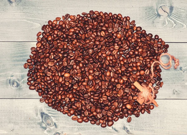 커피 콩을 로스팅의 정도. 신선한 볶은 커피 콩. 영감과 에너지 충전을위한 커피. 카페인과 향신료가 함유된 음료. 텍스처 및 배경 개념입니다. 커피숍 또는 상점 — 스톡 사진