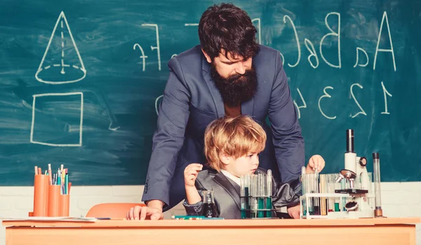 Kleiner Junge mit Lehrer. Weisheit. Zurück zur Schule. Sohn und Vater in der Schule. Pharmazie und Chemie. Lösung im Forschungslabor. Genforschung. Hand in Hand lernen wir — Stockfoto