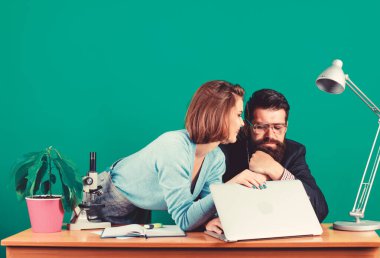 Uzman tavsiyesine ihtiyacı var. işyerinde patron ile sekreter. kadın ve erkek ofiste çalışır. iş yerinde aşk ilişkisi. Iğfal. bilgisayarda iş çift. işadamı ve asistan sorunu çözmek