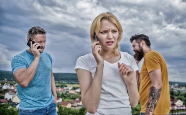 Akıllı telefon açık konuşma grup. U konuşan arkadaşlar