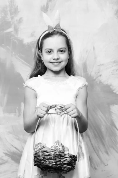 Kleines glückliches Mädchen mit einer Flasche mit Ostereiern — Stockfoto