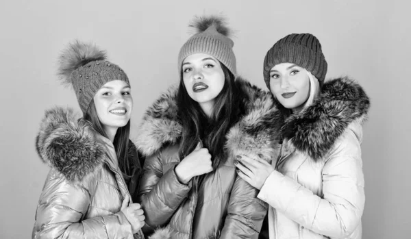 外は寒い。暖かいコートを着た女性たちですクリスマスだ幸せな冬の休日。友情だインフルエンザと風邪です季節の買い物冬服のファッション。フェイクファーダウンジャケット。ビーニーの女の子たち — ストック写真