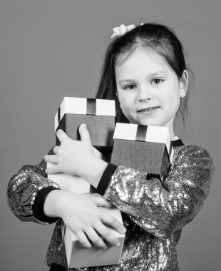 Çocuk çok hediye kutuları taşır. Çocuk modası. Sürpriz hediye kutusu. Doğum günü dilek listesi. Özel her gün olur. İstediğini al. Hediye kutuları mavi arka planlı kız. Kara Cuma. Alışveriş günü