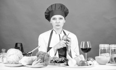 Acı çek, ama yapmaya devam et. Ev hanımı soğan keserken ağlayarak pişirir. Soğanı doğrayın ve doğrayın. Soğan ları kesen gözler ve yaşlar. Şef soğan soyma pişirin. Mutfak rutini. Kız sağlıklı yemek pişirme