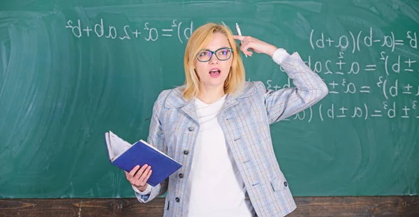 Maestra mujer explicar cerca de pizarra. El profesor de escuela explica bien las cosas y hace que el tema sea interesante. La enseñanza efectiva implica la adquisición de conocimientos relevantes sobre los estudiantes. Lo que hace gran maestro — Foto de Stock