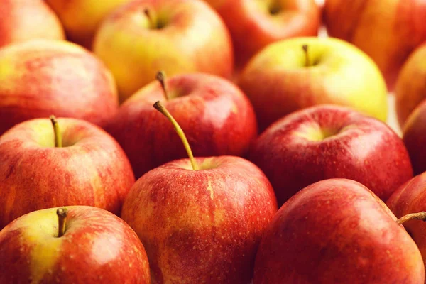 Fruta de manzana, muchas manzanas rojas fondo en el mercado — Foto de Stock