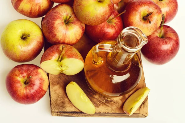 Jus apel dalam botol kaca dengan buah segar di kayu — Stok Foto