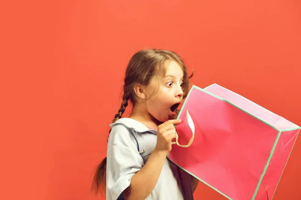 Concepto de moda y compras. Chica sostiene rosa bolsa de compras —  Fotos de Stock