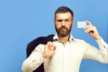 Huysuz suratlı ve mavi arka planda gözlüklü adam.