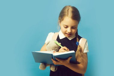 Eğitim ve okul kavramı için geri. Öğrenci kitap yazıyor