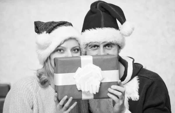 Pareja usar sombreros como Santa Claus fondo del árbol de Navidad. Pareja enamorada disfrutar de la celebración de Navidad. Es fácil difundir la felicidad alrededor. La familia feliz celebra la Navidad. concepto de regalo de Navidad — Foto de Stock