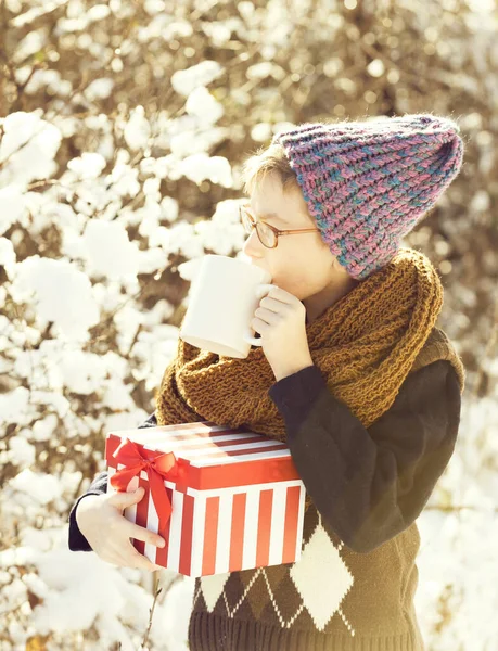 Petit garçon avec cadeau et tasse en hiver en plein air — Photo