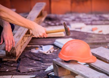 Test konsepti. Koruyucu kask. Maddi güç. Bina inşaatı. Profesyonel bir şapka. Mühendis mimar, tamirci güvenlik aksesuarı. Miğfer ya da başlık. Çekiç miğfere vuruyor.