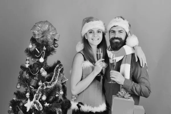 La coppia innamorata tiene bicchieri di champagne. Babbo Natale e ragazza — Foto Stock
