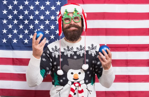 Celebrazione americana. L'uomo barbuto festeggia il Natale e il nuovo anno. Babbo Natale di umore patriottico. Festeggiamenti. Il 4 luglio. Festa del giorno dell'indipendenza. 4 luglio. Lasci la celebrazione continua — Foto Stock