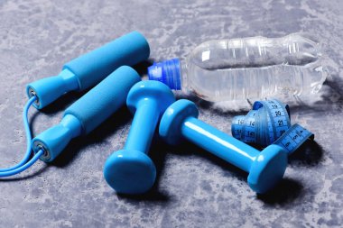 Spor ve sağlık fikir. Halter, atlama ipi, Camgöbeği su şişesi