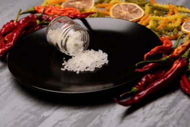 malzemelerle siyah seramik plaka üzerinde tuz