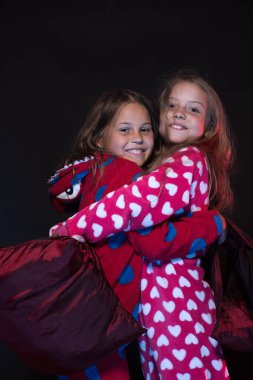 Çocuklar ve eğlence zamanı konsepti: Pijama partisi pijaması