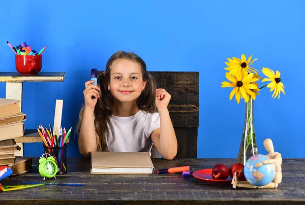 Девушка со счастливым лицом держит синий маркер — стоковое фото