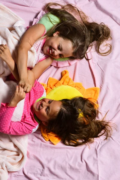 Kinderen met een blij gezicht veel plezier in bed liggen — Stockfoto