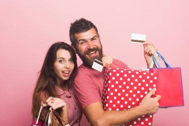 Aşık çift tutarak büyük bir kutu ve alışveriş torbaları hugs