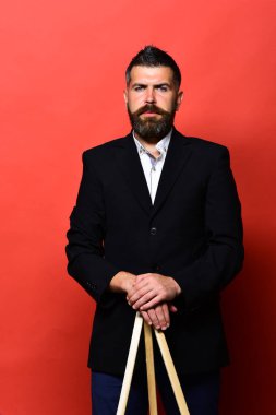 Şık bir saç modeli ve ciddi ya da konsantre yüz adam