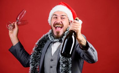 Şirket yılbaşı partisi. Yaratıcı bir konuşma. Şerefe kavramı. Ofis partisine katıl. Yeni yılı kutlayalım. Noel partisi. Şirket parti fikirleri. Sakallı hippi adam Noel Baba şapkası takar şampanya şişesi tutar