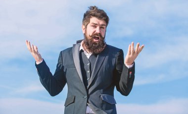 Sakallı adam. Sakallı olgun hipster. bıyıklı vahşi kafkas hipster. Gelecekteki başarı. Çevik iş. Kendine güvenen bir iş adamı. başlangıç iş. resmi moda. İşadamı gökyüzüne karşı