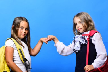 Okul giymiş çocuklar birbirlerinin yumruk yendi