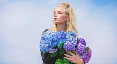 Makyaj ve moda tarzı. Moda trendi bahar. Yeni parfüm kokusu ile bahar tanışın. Çiçekler ihale koku. Moda ve güzellik endüstrisi. Kız ihale moda modeli ortanca çiçek buket tutun