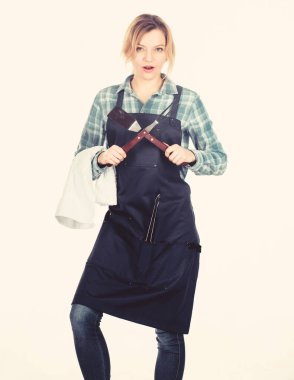 Uzun süre düşük sıcaklıkta açık havada et pişirme. Piknik ve barbekü. Parkta et pişirmek. Barbekü ustası. Kadın damalı gömlek ve beyaz arka plan pişirmek için önlük. Izgara gıda